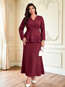 Modelyn طقم أنيق من قطعتين للعمل والتنقل، بلون عنابي، مقاس كبير، ملابس علوية بياقة V وحافة مكشكشة مع تنورة طويلة برباط خلفي - عنابي اللون - مشاهدة 3