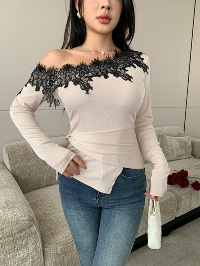 Celisse เสื้อยืดผู้หญิงแขนยาวทรงเข้ารูปช่วงเอว คอไม่สมมาตร แต่งลูกไม้และผ้าต่อ สไตล์หรูหรา