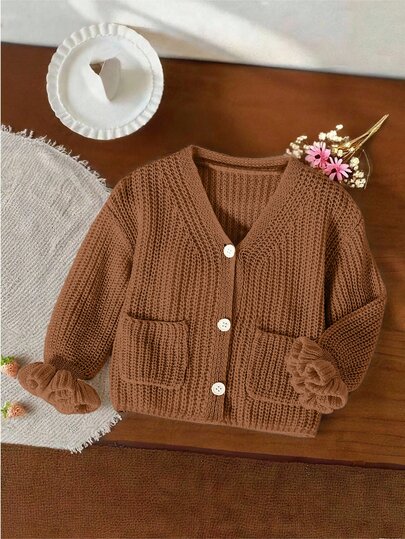 SHEIN Vintaside Kids قطعة واحدة كارديجان للبنات، أسلوب بسيط، لون موحد، ياقة على شكل حرف V، صدر واحد، جيوب مزدوجة متماثلة، أكمام مكشكشة فريدة، كارديجان محبوك أبيض مجوف، ملابس علوية متعددة الاستخدامات مناسبة للمنزل والخروجات، الربيع والخريف