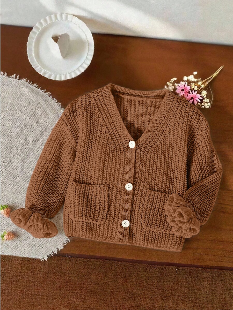 SHEIN Vintaside Kids 1件女童針織開襟衫,極簡風,純色,V領,單排扣,對稱雙口袋,獨特荷葉邊袖口,鏤空白色針織,百搭上衣,適合居家與外出,春秋穿著 - 棕色 - 查看 1