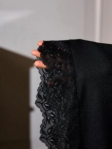 Slumberist Gaun Tidur Wanita Seksi dengan Patchwork Renda, Leher Halter, Tanpa Punggung, dan Belahan Tinggi - Hitam - View 8