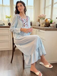 Snug Reverie فستان نوم نسائي بحجم قياسي بلون موحد وأكمام طويلة، مزين بحافة دانتيل زهرية على الياقة، بأسلوب رومانسي منعش، مناسب للارتداء في المنزل والخارج - أزرق فاتح اللون - مشاهدة 5