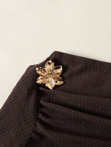 SHEIN 兒童青少年女孩 2 件式休閒咖啡色抓皺金屬感花朵裝飾長袖修身針織上衣與喇叭褲套裝，適合居家、戶外、旅行、機場及日常休閒穿著 - 棕色 - 查看 5