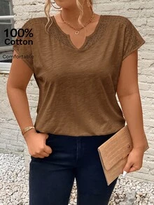 SHEIN Frenchy 夏季蕾絲拼接度假風大尺碼V領鏤空設計T恤 - 卡其色 - 查看 1