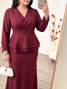 Modelyn طقم أنيق من قطعتين للعمل والتنقل، بلون عنابي، مقاس كبير، ملابس علوية بياقة V وحافة مكشكشة مع تنورة طويلة برباط خلفي - عنابي اللون - مشاهدة 4