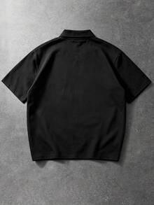 Manfinity EMRG 男士短袖 Polo 衫，黑色主體，做舊人像剪影印花 + 四角星星圖案 + 文字標語，街頭暗黑風 - 彩色 - 查看 3