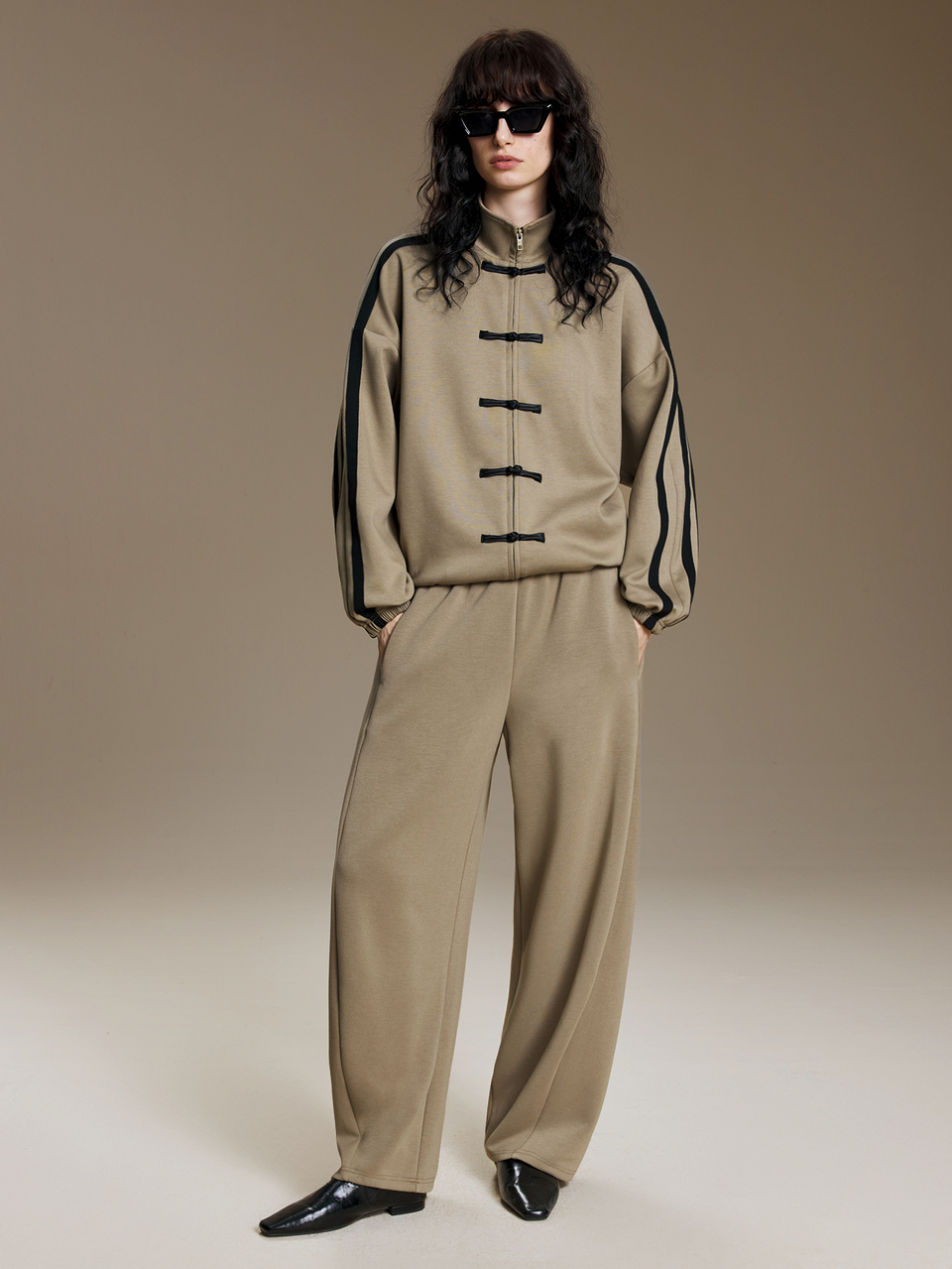 2026 New Autumn Women's Loose Fit Solid Color Army Green Long Sleeve Sweatshirt With Contrast Color Woven Tape And New Chinese Style Frog Button Design, Casual Commute Urban Modern Minimalist Elegant Tea Party Independence Day Old Money Style Teacher Outfit Office Wear Holiday Outfit Vacation Date Outfit Women's Outwear Fashion Versatile Sweatshirt