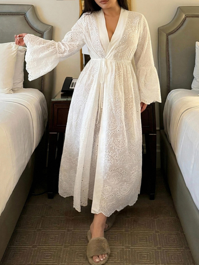 Dazy Plus Jubah Santai Panjang Putih Elegan dengan Tali Pengikat dan Leher V serta Lengan Mengembang