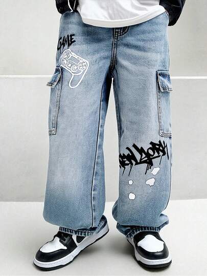 Coolqubz Jeans mit Cargo-Muster für Tween-Jungen, modischer Casual-Stil, Neuheit, hellblauer Denim mit Street-Muster, elastischer Bund, hochwertiger Baumwoll-Denim, bequemer Tragekomfort, lockere Passform mit mehreren Taschen, geeignet für Modefotos, Urlaub, Schule und verschiedene Anlässe, Denim-Cargohose