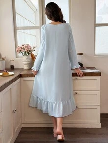 Snug Reverie فستان نوم نسائي بحجم قياسي بلون موحد وأكمام طويلة، مزين بحافة دانتيل زهرية على الياقة، بأسلوب رومانسي منعش، مناسب للارتداء في المنزل والخارج - أزرق فاتح اللون - مشاهدة 2