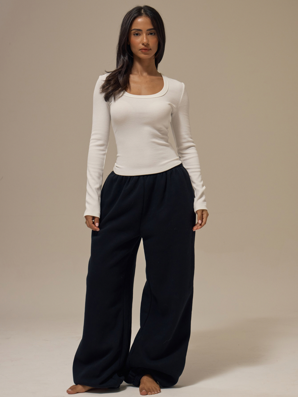Weißes geripptes Strick-T-Shirt mit tiefem Rundhalsausschnitt, gebundenem Kragen, langen Ärmeln, schmaler Passform, Sommer, mädchenhaft, Alltag, Loungewear
