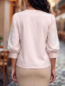 Velvienne 女款大尺碼夏季V領交叉裹身刺繡泡泡袖上衣，溫柔優雅通勤OL風百搭顯瘦上衣 - 淺粉色 - 查看 2