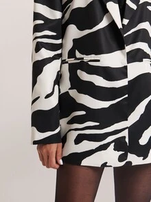 SHEIN BAE جاكيت بليزر نسائي بطبعة كاملة كاجوال للتنقل والسفر بأكمام طويلة - أبيض وأسود - مشاهدة 7