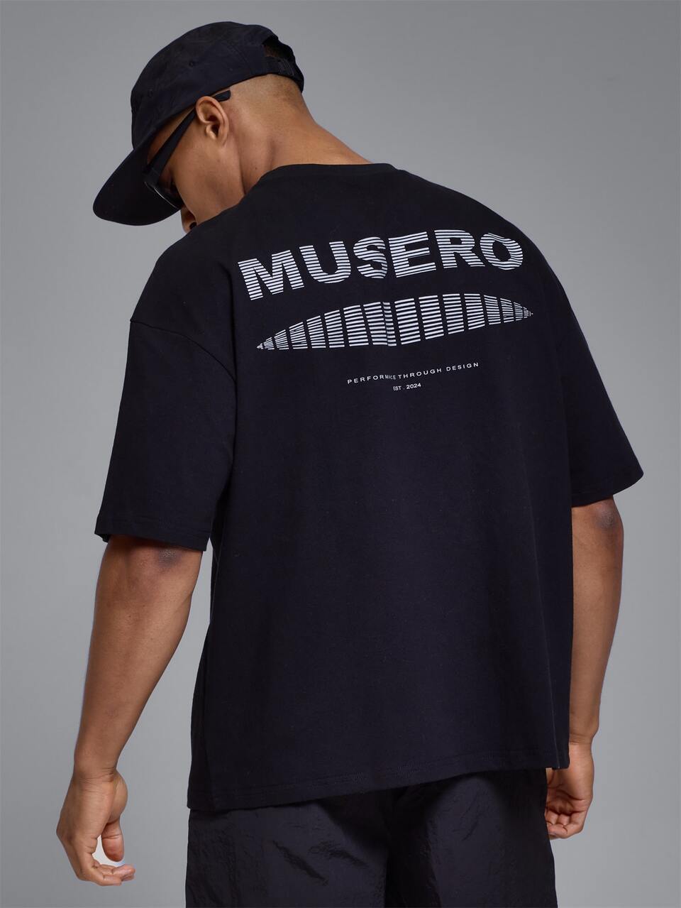 Camiseta Esportiva Oversized Gola Careca Comprimento Cropped Estampa Grande nas Costas "Musero" Primavera Verão Roupa Esportiva Ativa