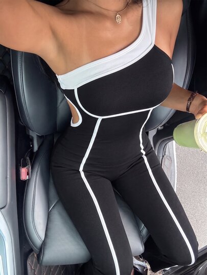 SHEIN Dewbera Women's Spring/Summer Black Tight-Fitting Athletic Jumpsuit With Contrast Color One-Shoulder Front Panel, V-Cutout Back, And Flared Leg Openings, Suitable For Casual Wear, Running, Yoga, Gym, Tennis, Golf, Cycling