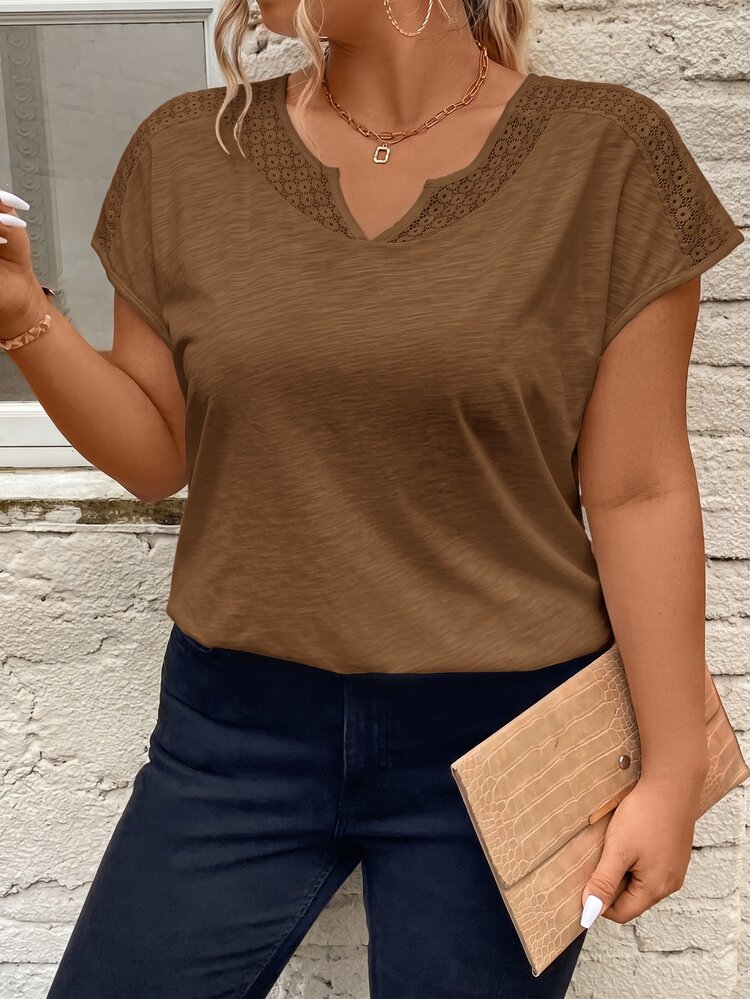 SHEIN Frenchy Camiseta de Verano con Empalme de Encaje Talla Grande Cuello en V con Detalles de Recortes para Vacaciones - Caqui - Añade 3