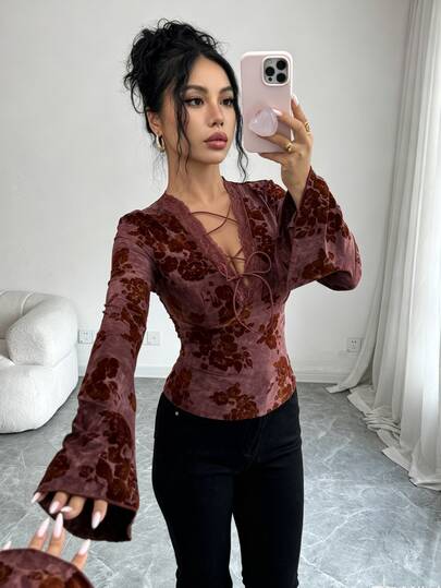 SHEIN Elenzya 美式復古提花女款長袖V領T恤，新款休閒百搭上衣，初秋通勤辦公出遊適用