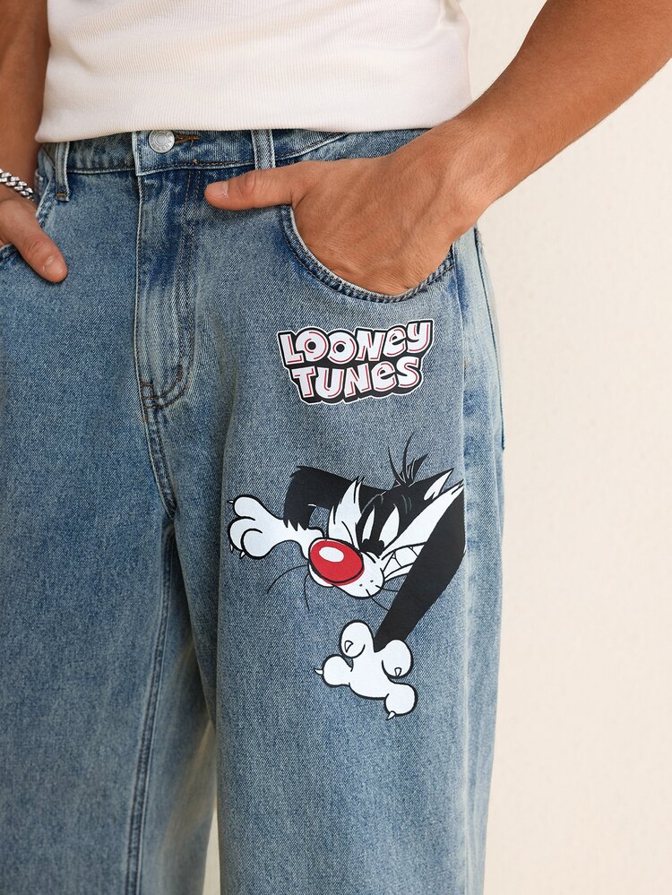 LOONEY TUNES X SHEIN Celana Jeans Pria Model Longgar dengan Kancing dan Motif Kartun - Medium Wash - View 6