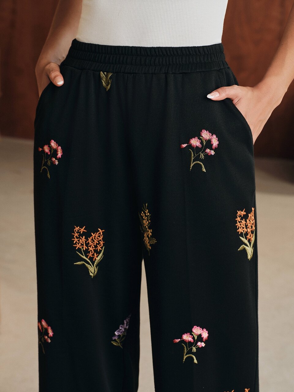 Pantalones de chándal rectos con estampado floral negro retro para mujer, corte holgado, casuales y versátiles para otoño, ideales para ir al trabajo y outfits de brunch