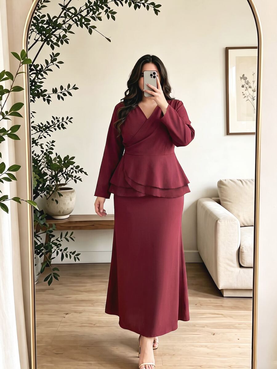 Modelyn طقم أنيق من قطعتين للعمل والتنقل، بلون عنابي، مقاس كبير، ملابس علوية بياقة V وحافة مكشكشة مع تنورة طويلة برباط خلفي - عنابي اللون - مشاهدة 1
