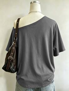 Lalippa 萬聖節 BOO-JEE 豹紋幽靈女款圓領不對稱肩寬鬆版型 T-shirt，適合派對與日常穿著 - 杏色 - 查看 2