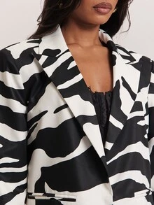 SHEIN BAE جاكيت بليزر نسائي بطبعة كاملة كاجوال للتنقل والسفر بأكمام طويلة - أبيض وأسود - مشاهدة 8