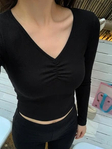 DAZY 女款素色修身V領長袖抓皺優雅性感度假風春夏秋冬打底上衣T恤 - 黑色 - 查看 3