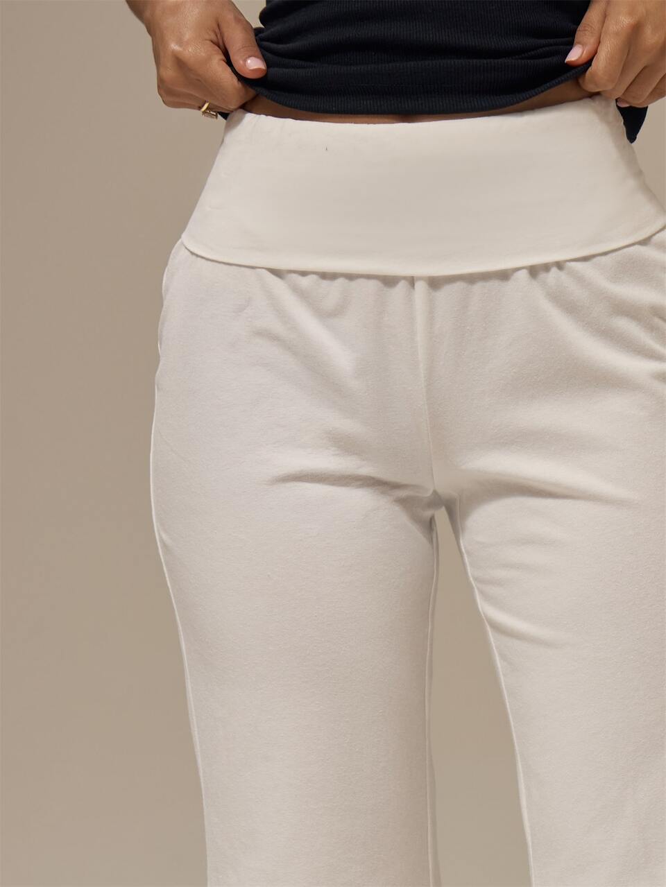 Kurze Caprihose mit umgeschlagenem Bund, ausgestelltem Bein, sommerlich, mädchenhaft, für den Alltag und zum Entspannen