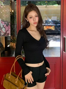 DAZY 女款素色修身V領長袖抓皺優雅性感度假風春夏秋冬打底上衣T恤 - 黑色 - 查看 4