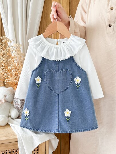 Vintaside Kids Conjunto de 2 piezas para niñas en otoño, lindo y dulce: top de capa base con cuello de encaje acanalado blanco + vestido peto de mezclilla lavada con bolsillo en forma de corazón con patchwork y bordado de margaritas