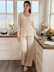 Snug Reverie طقم ملابس منزلية نسائي بتصميم دانتيل محبوك مع رقعات - لون مشمشي - مشاهدة 4