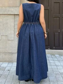 Rivivi Gaun Denim Biru Tanpa Elastis dengan Leher V Dalam untuk Wanita Ukuran Plus Gaya Boho - Dark Wash - View 2