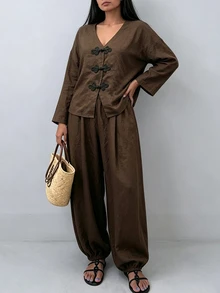 SHEIN PariChic 女款新中式青蛙盤扣V領短上衣與寬腿燈籠褲套裝，寬鬆垂墜禪意風兩件式穿搭 - 棕色 - 查看 4