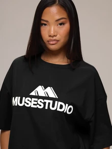 MUSERA 炭灰色圖案Logo細節女款T恤 冬季休閒日常舒適穿搭 酷綠色 - 黑色 - 查看 5