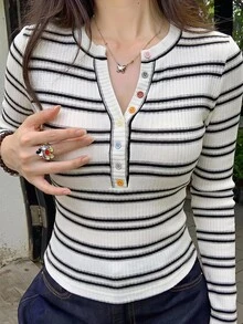 DAZY 春夏波點滿版印花白色上衣，彩色鈕扣裝飾，休閒街頭運動音樂節辣妹修身短袖女款T恤 - 黑與白 - 查看 2