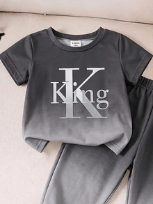 1套灰色男嬰休閒時尚極簡字母KING印花漸層圓領短袖T恤與配套長褲軟綿套裝，夏秋衣著 - 彩色 - 查看 4