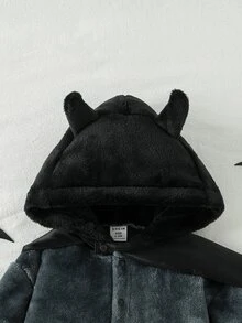 SHEIN Playful Pals 男嬰秋冬帥氣斗篷式可愛小惡魔角連帽毛絨連身衣，適合角色扮演、日常外出與玩耍 - 黑與白 - 查看 3