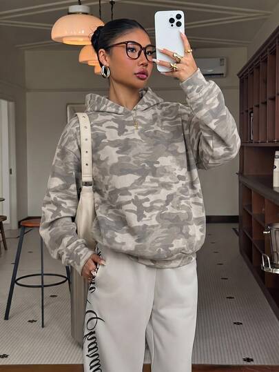 Dickes Kapuzen-Sweatshirt im Camouflage-Design, Vintage-Vibe, mühelos Streetstyle einfangend. Lockeres Design mit Drop-Shoulder und Kapuze, perfekt zum Tragen allein oder zum Layering, geeignet für tägliches Einkaufen, Outdoor-Ausflüge, Lässig zu Hause und mehr, schafft ein einzigartiges europäisches und amerikanisches Streetstyle-Outfit, ein vielseitiges Stück für Ihre Garderobe.