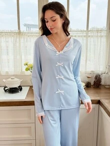 Snug Reverie Set Pakaian Santai Wanita Warna Biru Muda Lembut dengan Detail Pita dan Leher V Berenda - Baby Blue - View 3