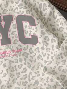 灰色豹紋對比粉色，高街甜酷女孩時尚豹紋運動風對比字母 NYC 圖案，女款青少年休閒柔軟舒適寬鬆連帽衛衣，新風格適合秋冬日常、戶外、運動、街頭穿搭、校園時尚返校季，美式復古女孩學院風 - 彩色 - 查看 7
