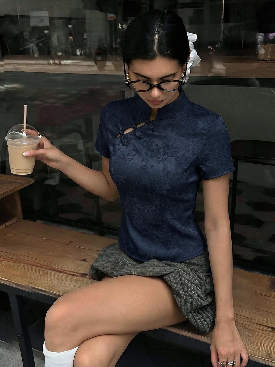 Aloruh 杏色新中式青蛙扣立領短袖收腰春夏新款女式襯衫 - 藏蓝色 - 查看 1