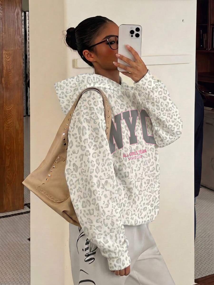 灰色豹紋對比粉色,高街甜酷女孩時尚豹紋運動風對比字母 NYC 圖案,女款青少年休閒柔軟舒適寬鬆連帽衛衣,新風格適合秋冬日常、戶外、運動、街頭穿搭、校園時尚返校季,美式復古女孩學院風 - 彩色 - 查看 1