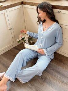 Snug Reverie Set Pakaian Santai Wanita Warna Biru Muda Lembut dengan Detail Pita dan Leher V Berenda - Baby Blue - View 1