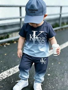 1套藍色男嬰休閒時尚極簡字母KING印花漸層圓領短袖T恤與配套長褲軟綿套裝，夏秋季衣著 - 彩色 - 查看 1