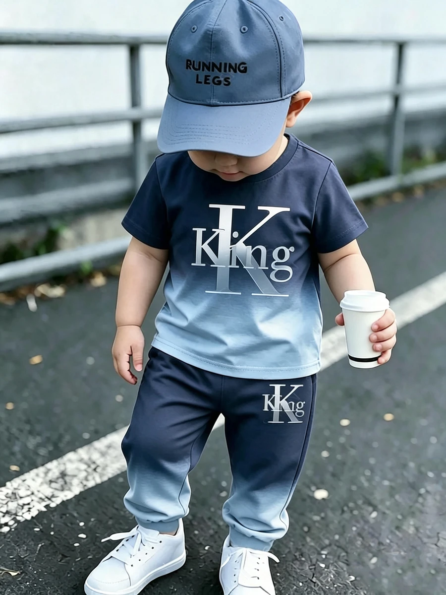 1套藍色男嬰休閒時尚極簡字母KING印花漸層圓領短袖T恤與配套長褲軟綿套裝,夏秋季衣著 - 彩色 - 查看 1