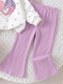 SHEIN 2件組女嬰套裝，秋冬新款全幅愛心印花圓領套頭衛衣 + 蝴蝶結印花喇叭褲，適合秋冬穿著，校園風 - 彩色 - 查看 4