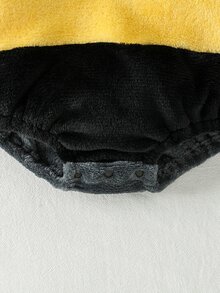 SHEIN Playful Pals 男嬰秋冬帥氣斗篷式可愛小惡魔角連帽毛絨連身衣，適合角色扮演、日常外出與玩耍 - 黑與白 - 查看 5
