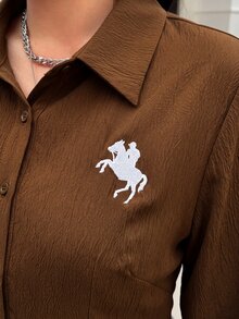 Solflare 大尺碼女款夏秋馬術刺繡圖案休閒襯衫 - 棕色 - 查看 6