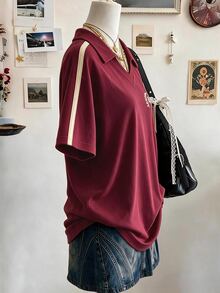 Lalippa 橄欖枝刺繡編織飾邊時尚極簡女款翻領V領落肩短袖T恤，送給朋友的禮物 - 酒紅色 - 查看 4