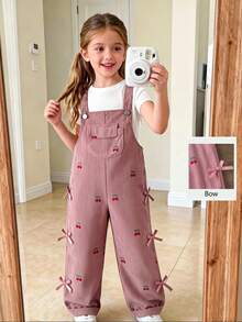 SHEIN Playful Pals 可愛風格休閒吊帶褲，適合4-7歲小女孩，春秋冬季穿著，深粉色櫻桃圖案配粉色蝴蝶結裝飾，寬鬆直筒版型，柔軟舒適面料，適合日常穿著、上學、通勤、外出、度假、派對等多種場合的時尚單品 - 粉色 - 查看 1